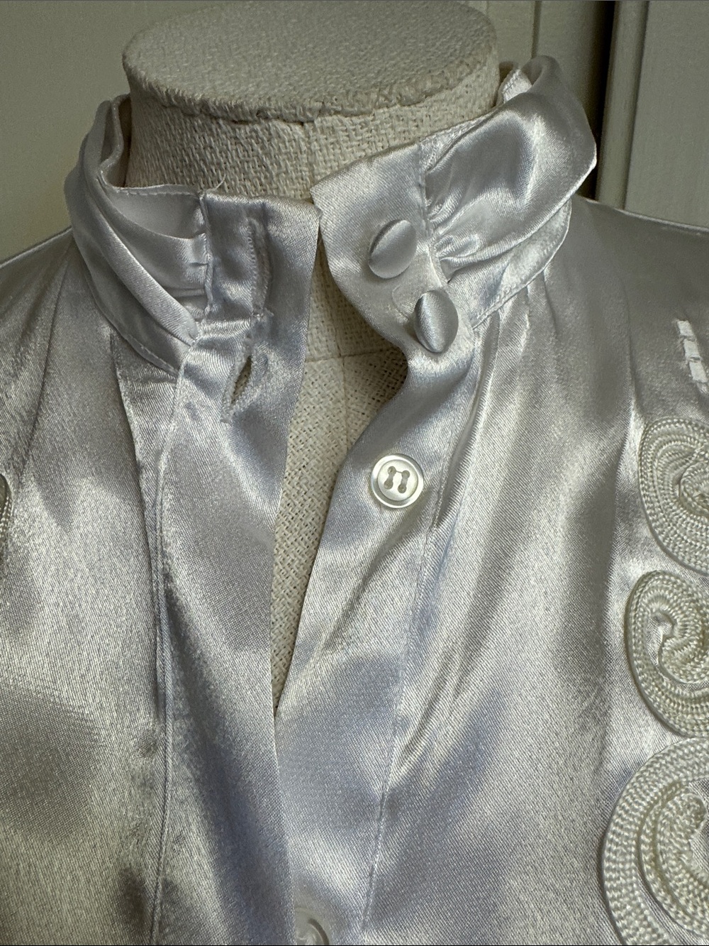 Karen Scott White Satin Embroidered High-Collar Blouse - Picture 4 of 8